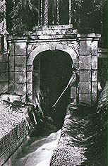 Schwarzenberger Schwemmkanal, Mndung des Tunnels unter Jelen Vrchy, das Kanalbett bei der Holzschwemmung, ein historisches Foto